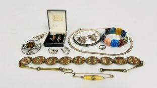A GROUP OF SILVER AND WHITE METAL JEWELLERY TO INCLUDE AMBER TYPE, ENAMEL BANGLE,