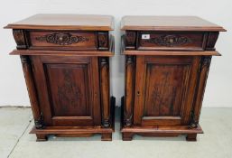 A PAIR OF FRENCH STYLE BEDSIDE CABINETS WITH SINGLE DRAWER ABOVE.