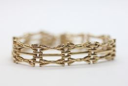 A 9CT YELLOW GOLD GATELINK BRACELET, L 19CM.