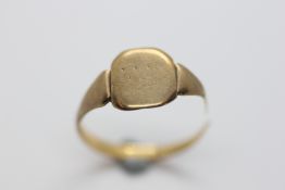 A HEAVILY WORN GENTLEMAN'S YELLOW METAL SIGNET RING, THE BAND CUT / BROKEN RUBBED MARKS.