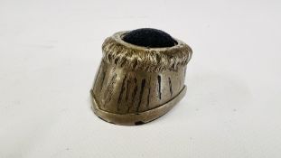 A VINTAGE SILVER PLATED HORSESHOE PIN CUSHION.