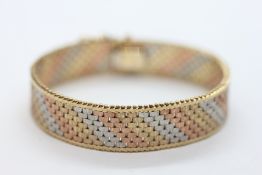 A 9CT TRI-COLOUR GOLD WOVEN BRAIDED BRACELET, L 19CM.