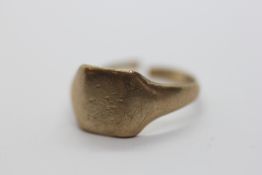 A GENTLEMAN'S YELLOW METAL SIGNET RING, THE BAND CUT, RUBBED MARKS.