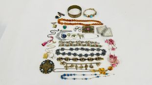 1920'S & LATER COSTUME JEWELLERY TO INCLUDE DOG BROOCHES, BUTTERFLY WING PENDANT,