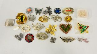 APPROX 24 ASSORTED MODERN AND VINTAGE BROOCHES TO INCLUDE STONE SET, MARCASITE,