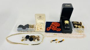 A GROUP OF ASSORTED JEWELLERY TO INCLUDE GOLD TONE EARRINGS, TRI COLOURED NECKLET,