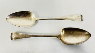 A PAIR OF ANTIQUE SILVER SPOONS LONDON 1808, MAKER THOMAS WALLIS, L 22.5CM.