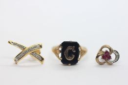A VINTAGE 9CT GOLD ONYX MORNING RING WITH STYLIZED GOLD LETTER 
