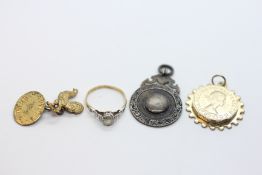 A SOLITAIRE LADIES RING,