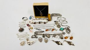 A GROUP OF SILVER AND WHITE METAL JEWELLERY TO INCLUDE A FILIGREE PENDANT NECKLACE,