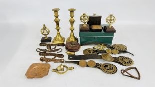 A BOX OF VINTAGE METALWARE TO INCLUDE HORSE BRASSES, PAIR OF CANDLESTICKS, HIP FLASK,