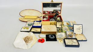 A BOX CONTAINING ASSORTED LADY'S COSTUME JEWELLERY TO INCLUDE BROOCHES, NECKLACES, BEADED NECKLACES,