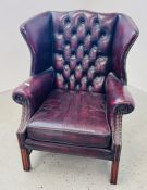 A QUALITY LEATHER BUTTON BACK WINGED ARMCHAIR.