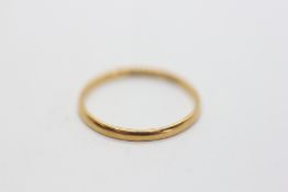 AN ANTIQUE 22CT GOLD WEDDING BAND.