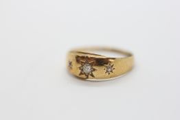AN ANTIQUE 18CT GOLD 3 STONE DIAMOND GYPSY RING A/F.