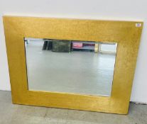RECTANGULAR WALL MIRROR WITH BEVELLED GLASS FEATURING A GOLD TONE FRAME, 81 X 106CM.