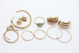 A PAIR OF YELLOW METAL HOOP EARRINGS + 3 OTHERS & A SINGLE KNOT EARRING,