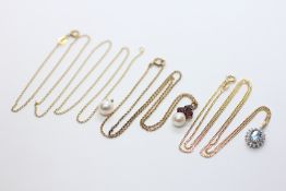 A 9CT YELLOW GOLD PENDANT NECKLACE,