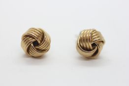 A PAIR OF 9CT GOLD KNOT EARRINGS.