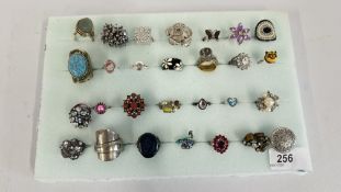 APPROX 28 COSTUME RINGS TO INCLUDE STONE SET AND DESIGNER EXAMPLES.