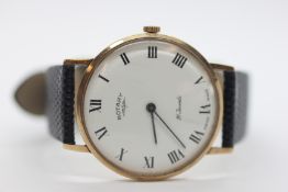 A ROTARY 21 JEWELS GENT'S YELLOW METAL WRIST WATCH ON A BLACK LEATHER STRAP.