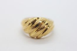 A LADIES SCALLOPED DOMED RING STAMPED 750.