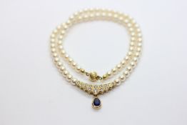 A SIMULATED SINGLE STRAND PEARL NECKLACE WITH ROLLED GOLD FITTINGS,