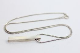 A CONTEMPORARY MODERN INGOT STYLE PENDANT NECKLACE, TO COMMEMORATE THE 'GOLDEN JUBILEE' 2002,