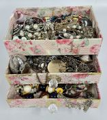 A JEWELLERY BOX AND CONTENTS TO INCLUDE COSTUME JEWELLERY,