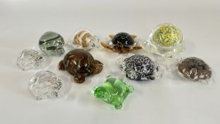 A COLLECTION OF 10 ART GLASS TURTLES TO INCLUDE VILLEROY AND BOCH AND SAND OF DEVON EXAMPLES.