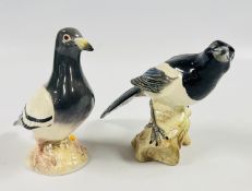 A GROUP OF 2 BESWICK PORCELAIN BIRD STUDIES TO INCLUDE A PIGEON AND MAGPIE 2305.