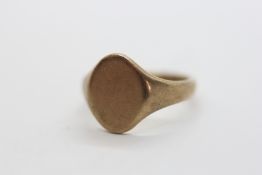 A 9CT GOLD SIGNET RING.