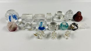 A GROUP OF ASSORTED ART GLASS PAPERWEIGHTS TO INCLUDE A PAIR OF LISKEARD BIRDS + A SET OF 3