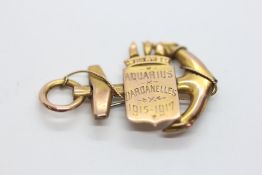 AN ANTIQUE 9CT GOLD WW1 NAVAL SWEETHEART BROOCH MARKED H.M.S. AQUARIUS DARDANELLES 1915-1917.