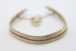 A 9CT YELLOW GOLD BRACELET OF HERRINGBONE DESIGN WITH PADLOCK CLASP.