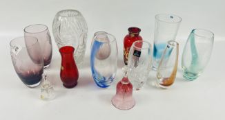 A GROUP OF ASSORTED VASES TO INCLUDE ART GLASS AND CUT GLASS EXAMPLES,