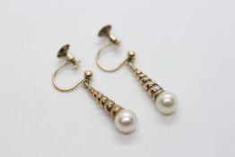 A PAIR OF 9CT GOLD PENDANT SCREW ON EARRINGS, THE TAPERED RIVEN DESIGNS TERMINATING IN PEARLS.