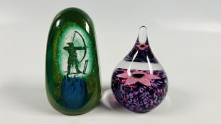 A LIMITED EDITION 98/500 CAITHNESS ROBIN HOOD ART GLASS PAPERWEIGHT + A CAITHNESS KEW ROYAL BOTANIC
