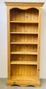A GOOD QUALITY SOLID PINE 5 TIER BOOKCASE, W 89CM X D 32CM X H 198CM.