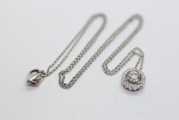 A FINE 18CT WHITE GOLD CHAIN SUPPORTING A PRINCIPAL BRILLIANT CUT DIAMOND (APPROXIMATE SPREAD 4.