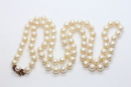 A SINGLE UNIFORM STRAND PEARL NECKLACE,