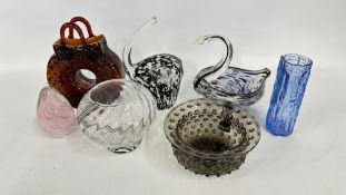 A GROUP OF ART GLASS TO INCLUDE CAITHNESS VASE + A FURTHER HANDBAG EXAMPLE,