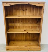 A MODERN HONEY PINE THREE TIER BOOKSHELF WITH BOARDED BACK, W 91CM, D 26CM, H 123CM.