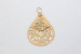 A PIERCED YELLOW METAL PENDANT MARKED 14.