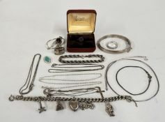 A GROUP OF SILVER AND WHITE METAL JEWELLERY TO INCLUDE A HINGED BANGLE, CHARM BRACELET,