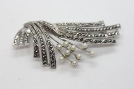 A VINTAGE ART DECO STYLE BROOCH,