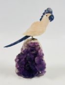 A HAND CARVED HARD STONE PARROT SCULPTURE, ROSE QUARTZ BODY AND BLUE ACCENTS,