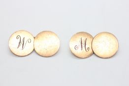 A PAIR OF GENT'S 9CT GOLD CUFF LINKS BEARING AN ENGRAVED MONOGRAM 