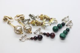 AN ALBROW & SONS OF NORWICH BOX CONTAINING FOUR PAIRS OF COSTUME JEWELLERY PENDANT CLIP ON EARRINGS