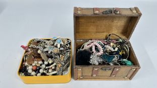 A WOODEN JEWELLERY BOX AND CONTENTS TO INCLUDE COSTUME JEWELLERY, BANGLES,